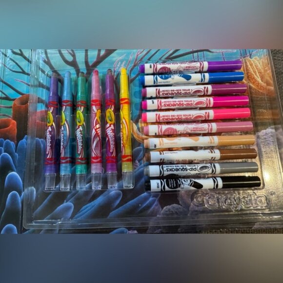 Crayola Finding Dory Art Kit Over 40 Pieces Markers Twistables Colour Kit Kids - Picture 5 of 9